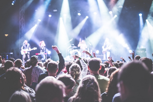 Le CRIJ vend des places pour le concert des Fatals Picards à Nantes