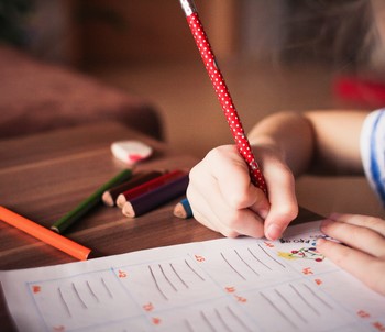 Un service met en relation baby-sitters et parents sur la communauté de commune Loire-Divatte